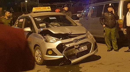 Hà Nội: Xe máy nát bét đầu sau va chạm với taxi, một người thiệt mạng