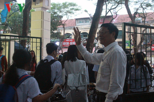 Thầy Hiệu trưởng mỗi ngày đều đứng cổng trường chào học sinh