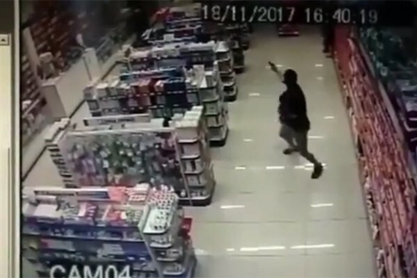 Video: Cảnh sát Brazil vừa bế con vừa tiêu diệt 2 tên cướp