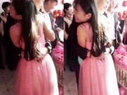 Chú rể ôm chặt phù dâu trong ngày cưới khiến cô dâu khóc nấc đòi hủy hôn