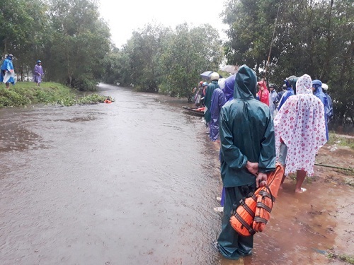 Tìm kiếm người phụ nữ bị lũ cuốn trôi khi đi làm về