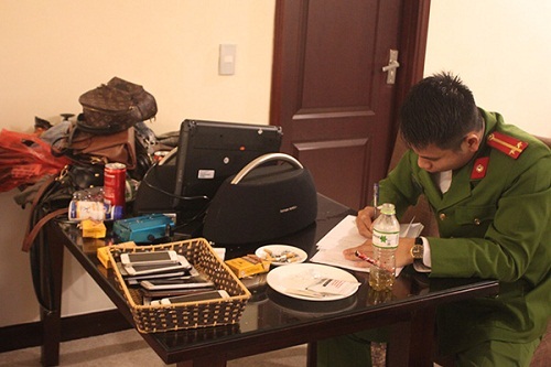 Kiểm tra khách sạn, phát hiện 11 thanh niên mở tiệc ma túy chia tay bạn