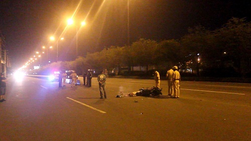 Xe máy va chạm với container, hai người thương vong