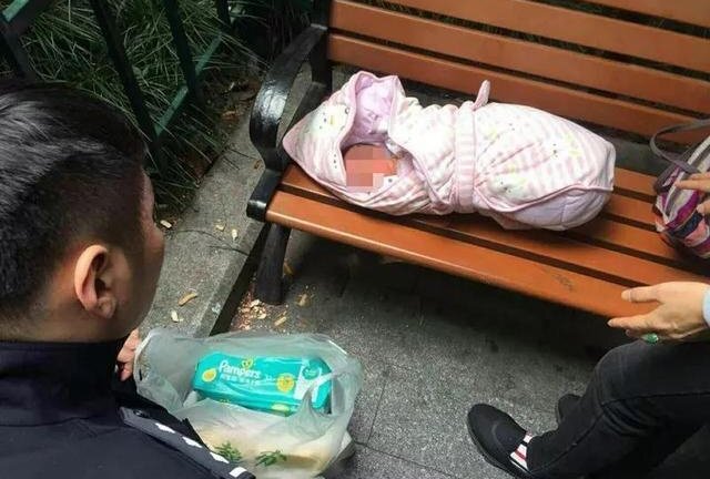 Xót xa đứa trẻ sinh non, mắc bệnh nặng bị cha ruột vứt bên đường vì... lại là con gái