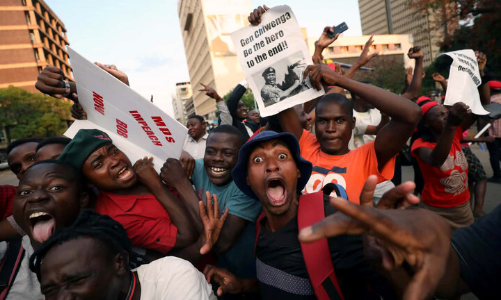 Dân Zimbabwe nhảy múa vui mừng vì Tổng thống Mugabe từ chức