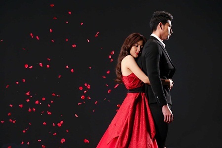 Văn Mai Hương tình tứ với mỹ nam trong MV kể lại chuyện của chính mình