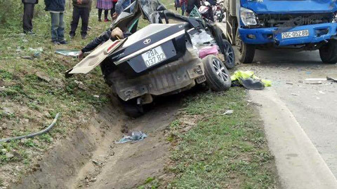 Ô tô đấu đầu xe tải, 4 người chết