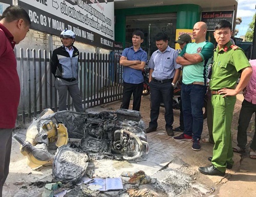 Đốt xe máy vợ cũ giữa đường vì mâu thuẫn