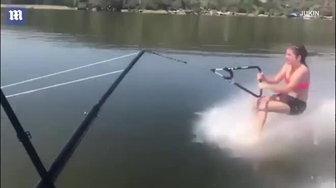 Vừa lướt ván vừa uống bia, cô gái trẻ nhận hậu quả đau điếng