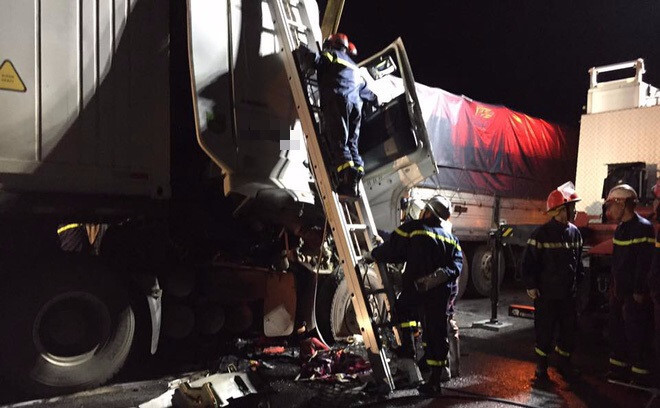 Hà Nội: Xe container tông vào đuôi ôtô tải, 2 người tử vong