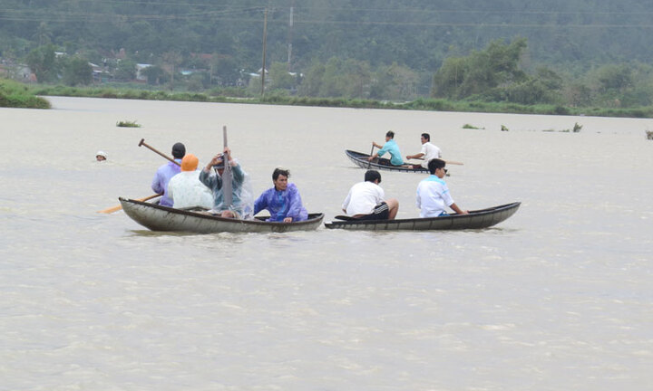 Vợ bị nước lũ cuốn trôi, chồng lao theo cứu nhưng bất thành