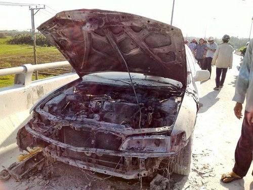 Ô tô 4 chỗ bất ngờ bốc cháy khi đang chạy trên đường