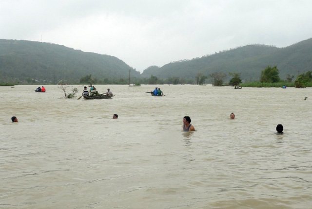 Tìm thấy thi thể hai người bị lũ cuốn ở miền Trung