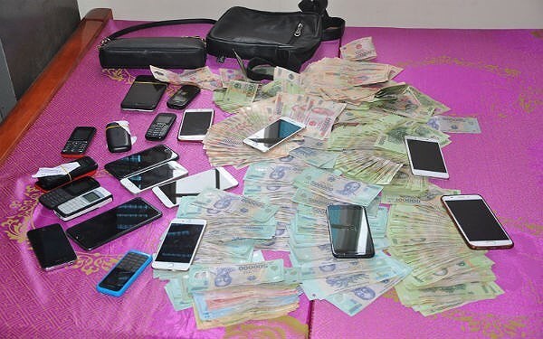 Hàng chục cảnh sát vây sới bạc bắt 18 người, thu giữ gần 200 triệu đồng