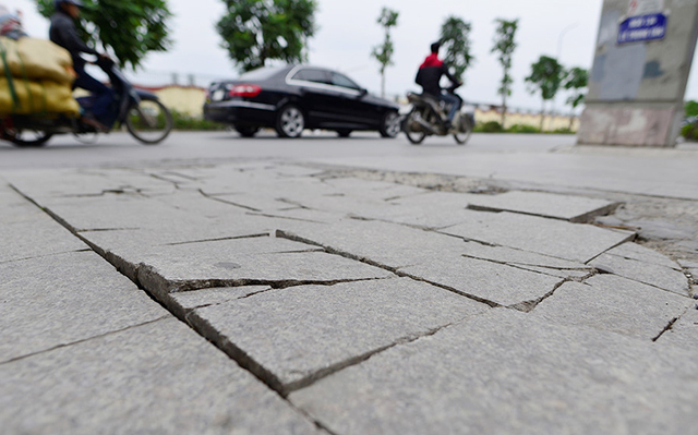 Chủ tịch Nguyễn Đức Chung yêu cầu làm rõ vụ đá lát vỉa hè ‘bền vững 70 năm’ vỡ nát