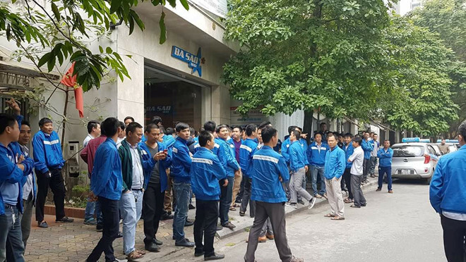 Tài xế taxi truyền thống tiếp tục đình công vì Uber, Grab