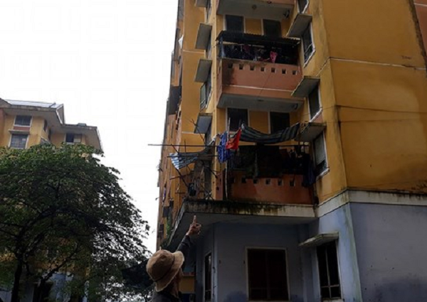 Xót xa bé gái 4 tuổi rơi từ tầng 3 chung cư xuống đất tử vong