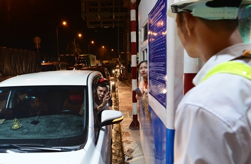 Tài xế đòi tiền lẻ ở trạm BOT Cai Lậy: Tiền giấy 100 đồng vẫn lưu hành