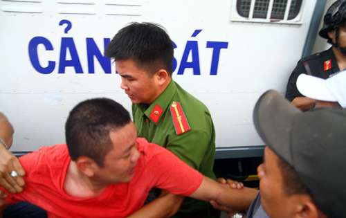 BOT Cai Lậy thu phí trở lại: Nhiều tài xế quá khích bị cảnh sát áp giải