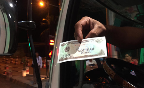 BOT Cai Lậy bất ngờ thu phí trở lại lúc nửa đêm, thối 100 đồng cho tài xế