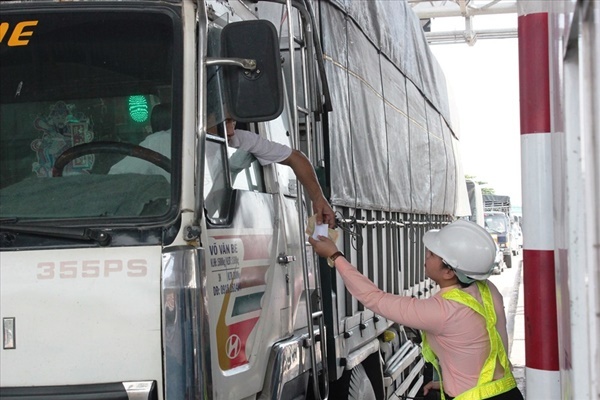 Tài xế không mang tiền mua vé vì không biết BOT Cai Lậy thu phí trở lại