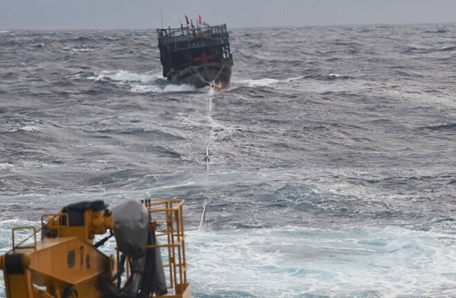 Hải quân Vùng 3 lai dắt thành công tàu bị nạn trên biển về đảo Lý Sơn