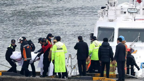 Lật tàu cá Hàn Quốc vì va chạm với tàu chở dầu, 13 người thiệt mạng