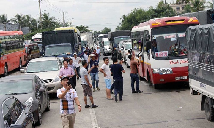 4 làn thu phí kẹt cứng, BOT Cai Lậy xả trạm lần thứ 14