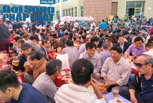 Hàng ngàn người Hà Nội hào hứng tham gia lễ hội bia miễn phí