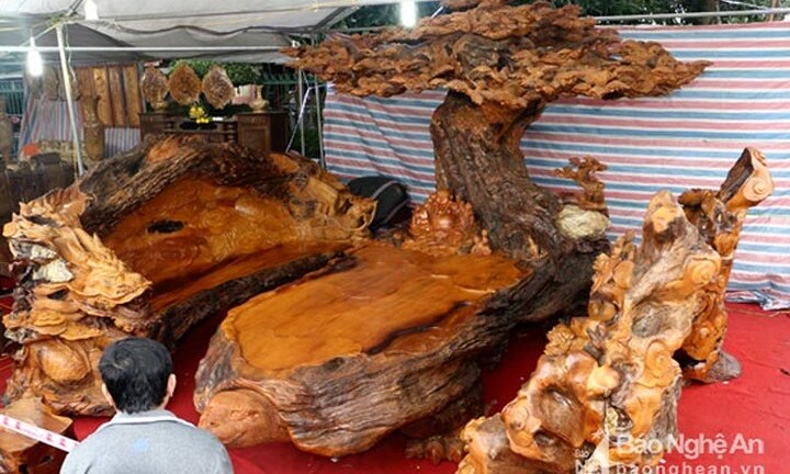 Gần 3 tỷ đồng cho một bộ bàn ghế gỗ Tứ Linh
