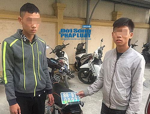 Tạm giữ hai đối tượng giấu biển xanh của công an trong cốp