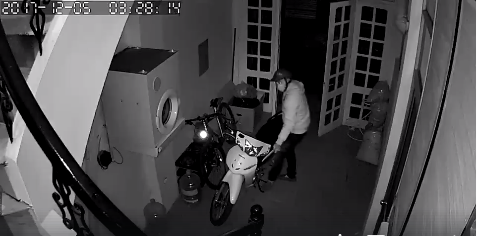 Clip: Thanh niên đột nhập trộm xe máy còn 
