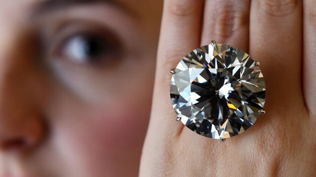 Đấu giá viên kim cương tròn lớn nhất thế giới 110,92 carat