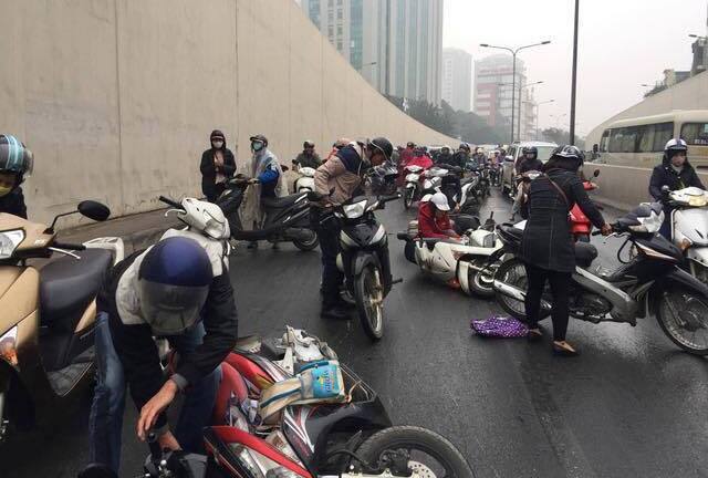 Nguyên nhân hàng chục xe máy ngã la liệt dưới hầm chui Kim Liên