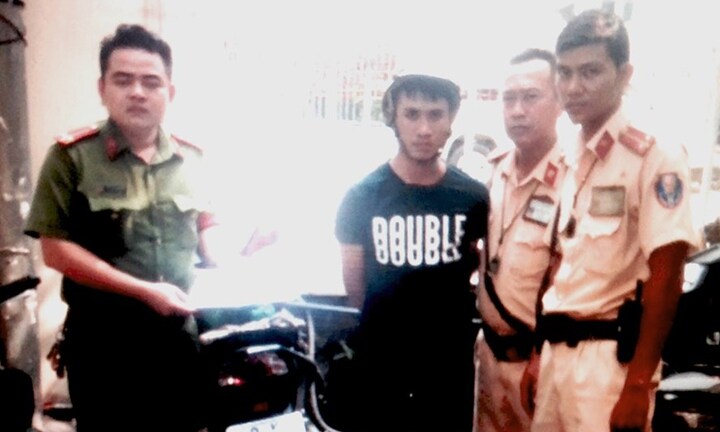 CSGT bắt tên cướp túi xách của người phụ nữ đi đường