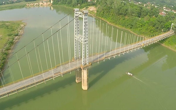 Nghệ An: 2 nữ sinh lớp 8 nắm tay nhau nhảy cầu tự tử