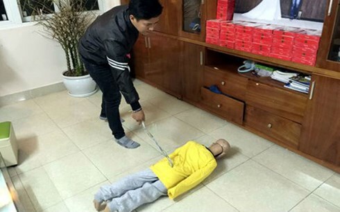 Vụ bé trai 10 tuổi bị bạo hành dã man: Khởi tố bố đẻ và mẹ kế