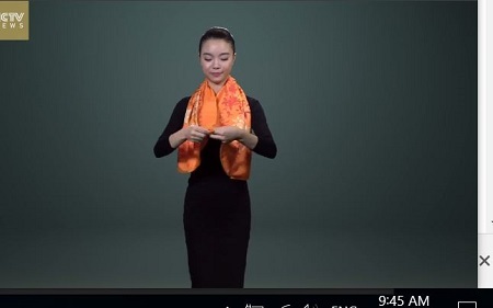 Độc đáo với 8 cách quàng khăn lụa sang chảnh