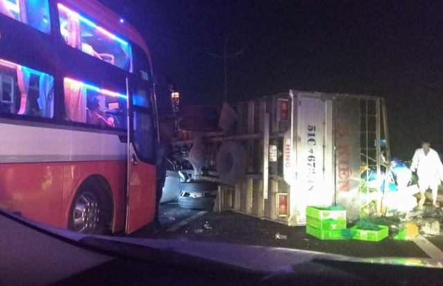 Băng qua đường sau tai nạn, người phụ nữ bị ô tô tông tử vong
