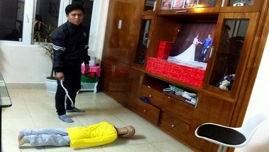 Bắt tạm giam 2 tháng để điều tra bố đẻ bạo hành con trai 10 tuổi
