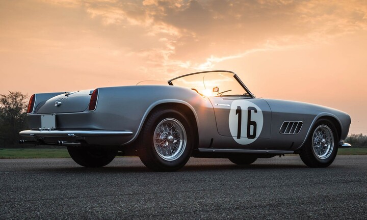 Siêu xe Ferrari 250 GT LWB California Spider giá đắt 