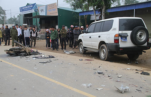 Xe máy đấu đầu ô tô biển xanh, 3 thanh niên tử vong