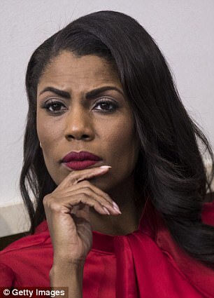 Trợ lý Nhà trắng Omarosa Manigault từ chức hay bị sa thải?