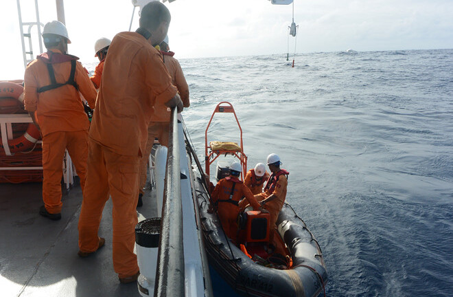 Cứu 7 ngư dân trôi dạt 3 hải lý trên biển