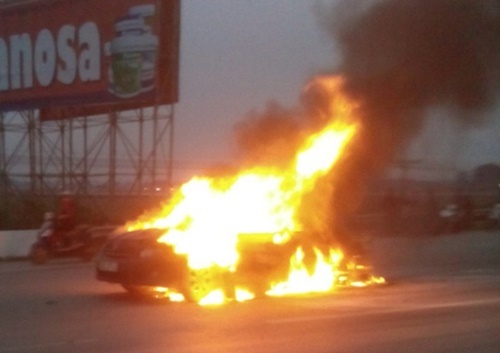 Xe ô tô đang chạy trên đường bỗng dưng bốc cháy ngùn ngụt