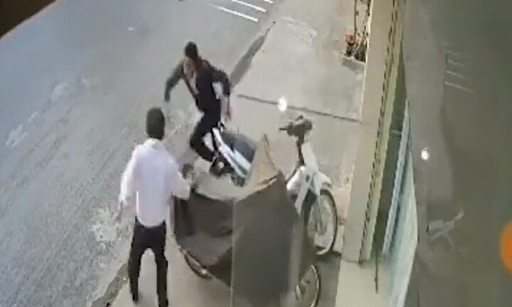 Video: Thanh niên bẻ khóa trộm xe bị chủ nhà rượt đuổi