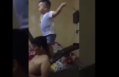 Cười 'toét miệng' xem cậu nhóc 2 tuổi nhảy 'cực chất'