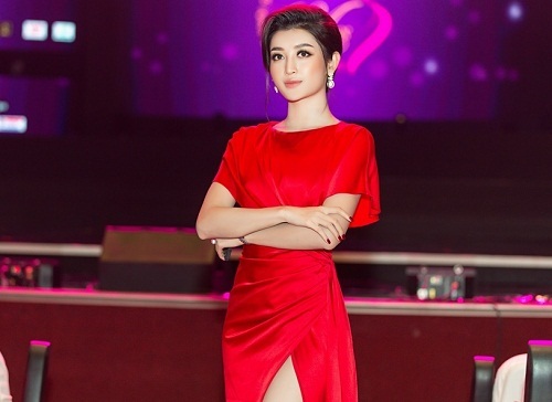 Á hậu Huyền My gợi cảm với đầm xẻ cao táo bạo