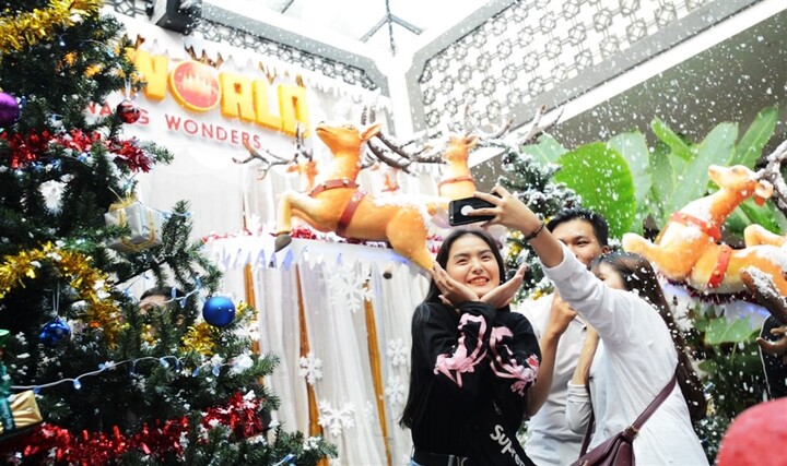 Giới trẻ đua nhau check in giáng sinh tại Sun World Danang Wonders