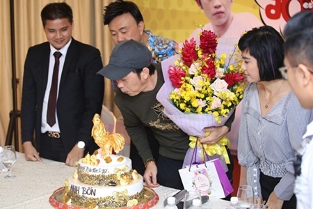 Hoài Linh bất ngờ được tổ chức sinh nhật sớm ngay tại họp báo